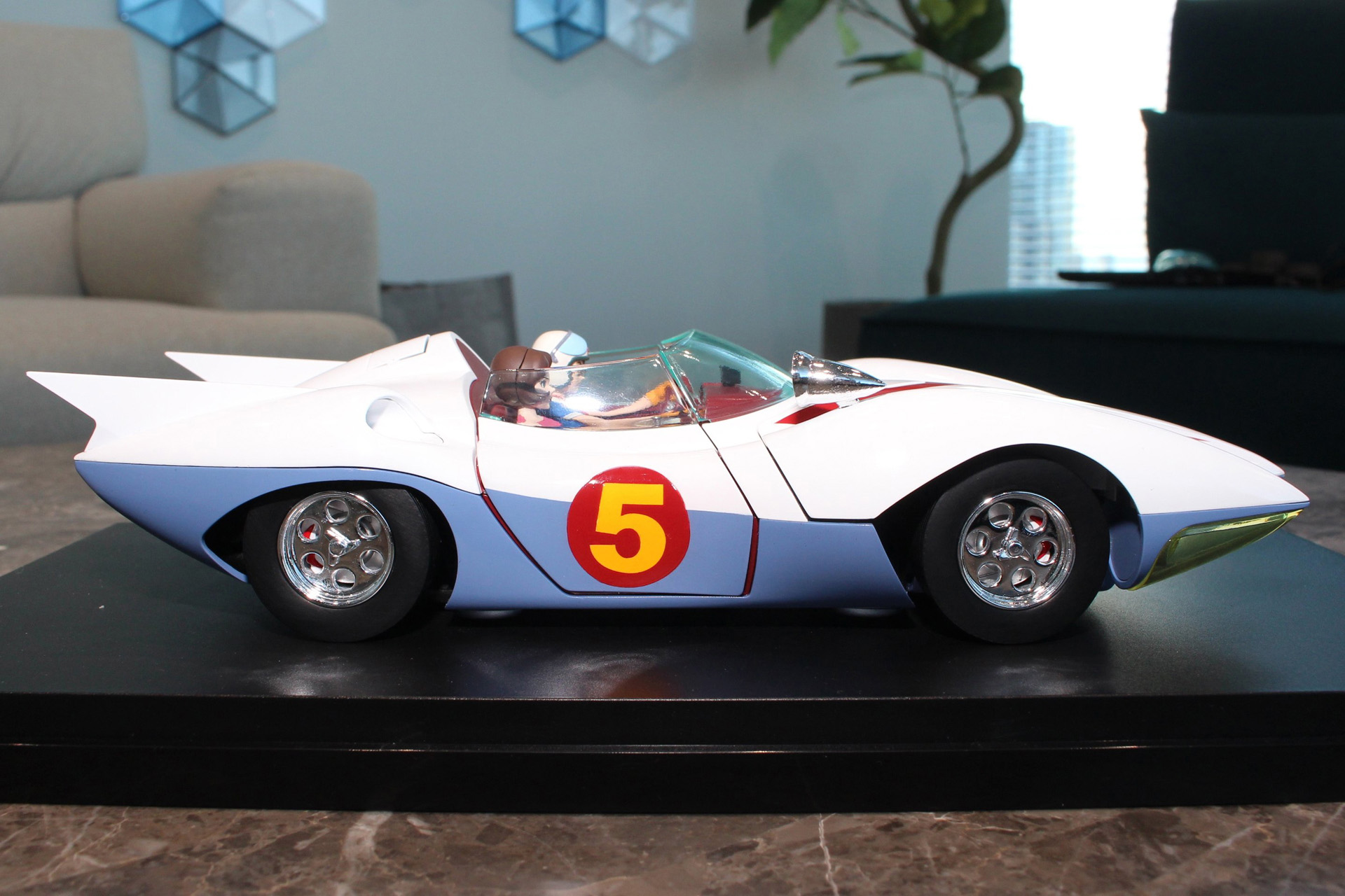 前輪を覆うフェンダーの形状に注目