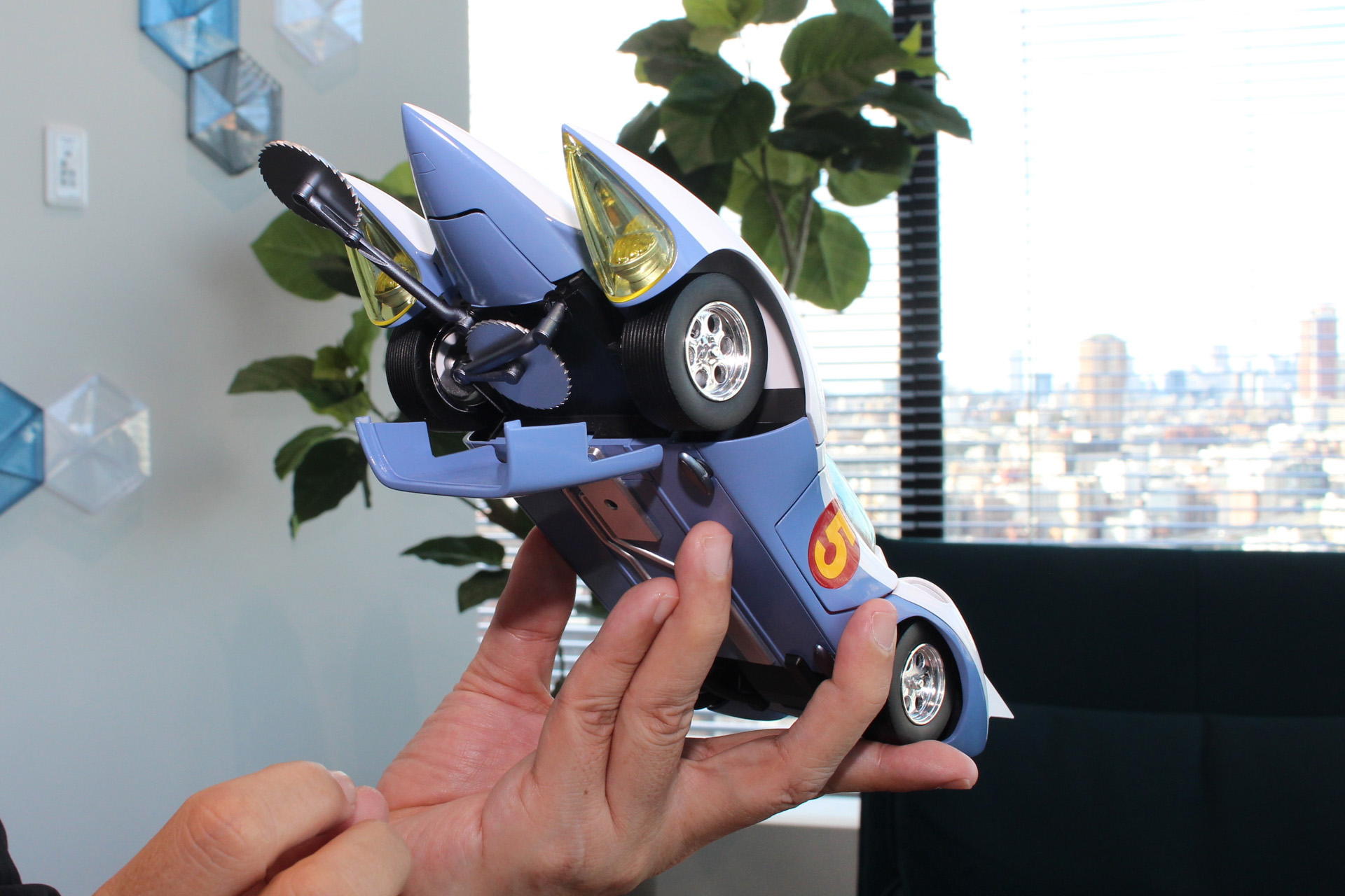 カッター装置は車体下側に収納。出すときはカバーを開ける