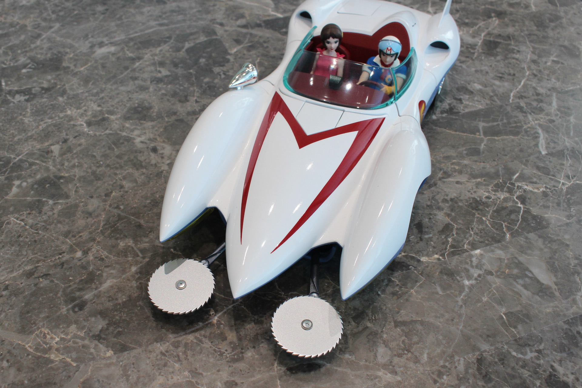 カッターを出した状態。劇中でも馴染み深い姿だ