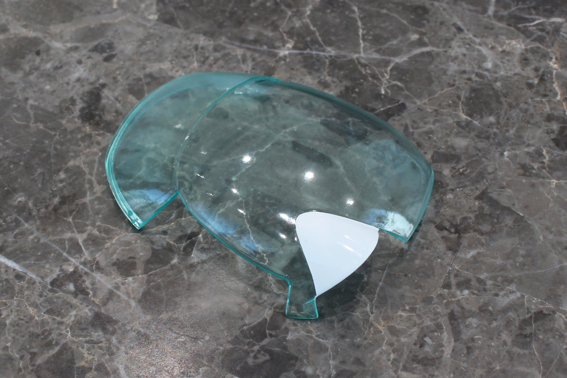 ディフェンサーはフロントガラスと交換式。白く塗装された部分に金属が埋め込まれていて、車体側に内蔵されたマグネットで固定される