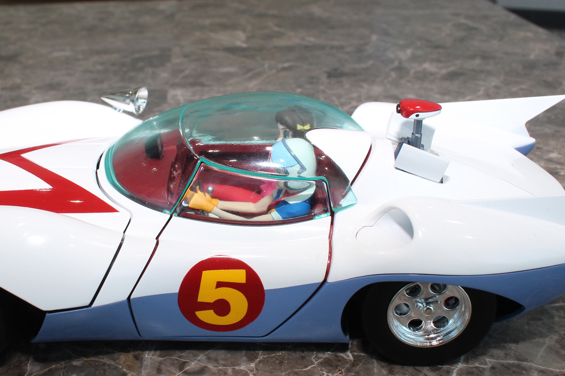 フロッグ装置はディフェンサーを被せ、運転席後部から潜望鏡を出して再現