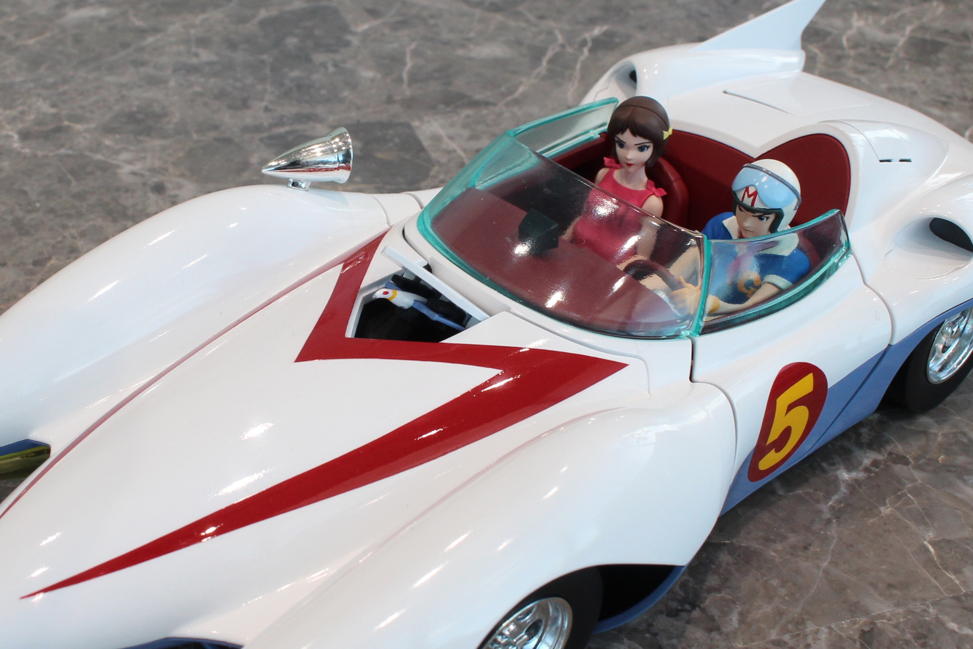 ボンネットから現れるギズモ号。もちろん取り外し可能だ