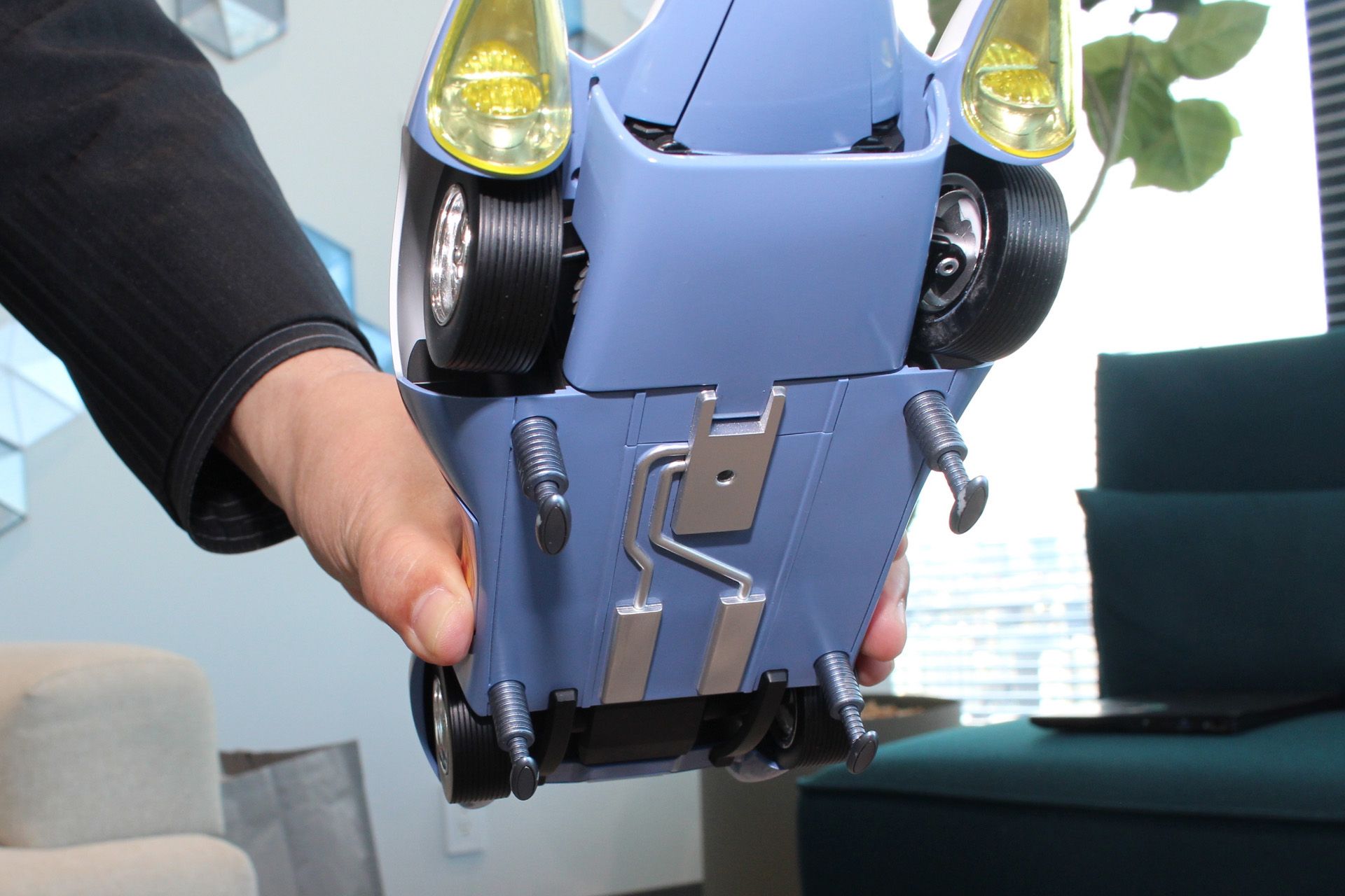 オートジャッキは車体下に収納されていて、使用時は引き出す仕組み