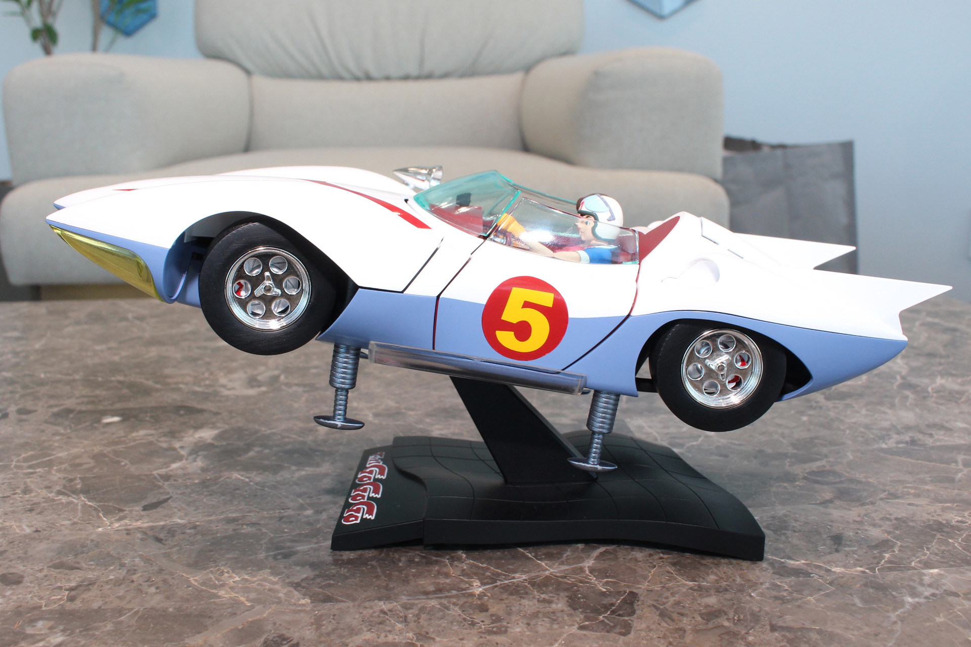 専用のディスプレイスタンドを使うと航空機模型のように斜めになった状態で飾れる