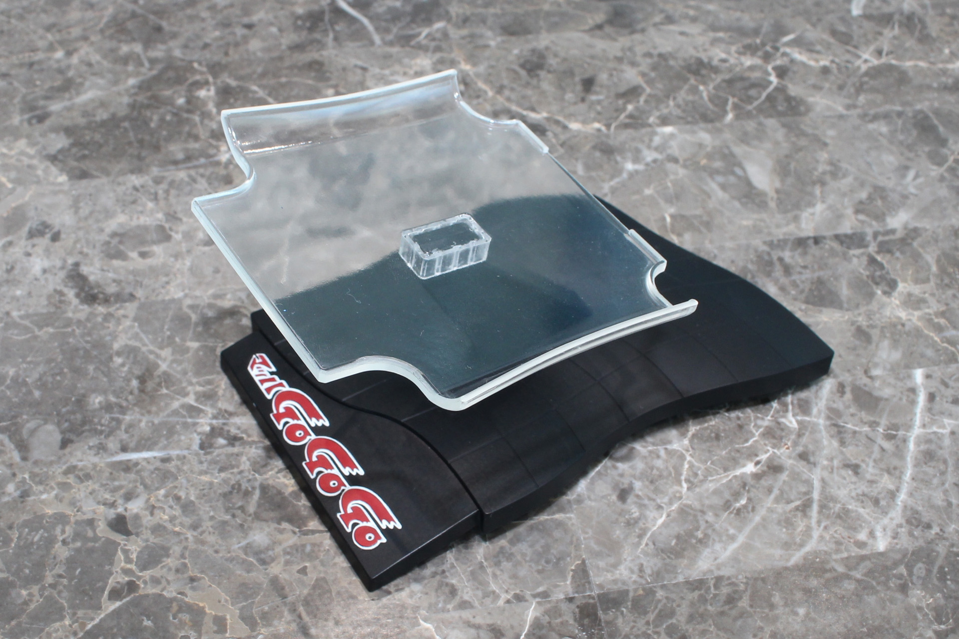 オートジャッキ用のロゴ入りディスプレイスタンド。ちょっとわかりにくいが、台座はチェッカーフラッグの形をしている