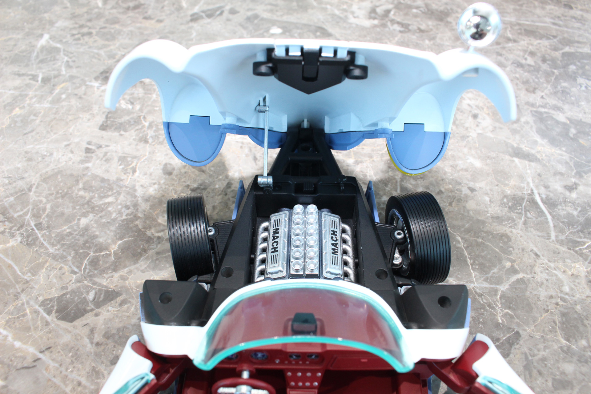 エンジンルームを再現するために、先端のフレーム内部にリード線を通してある。エンジンの前にあるのが電源スイッチだ