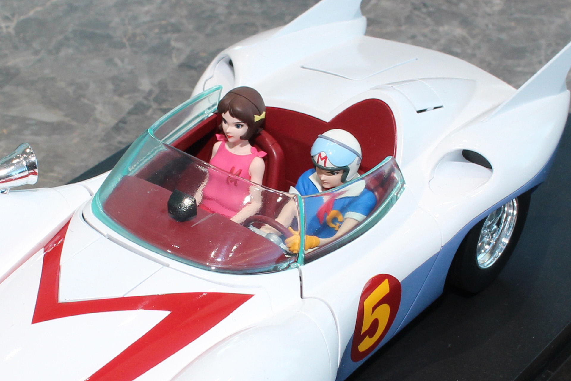 ミチと剛のフィギュア。自然で柔らかなポーズが劇中をイメージさせてくれる