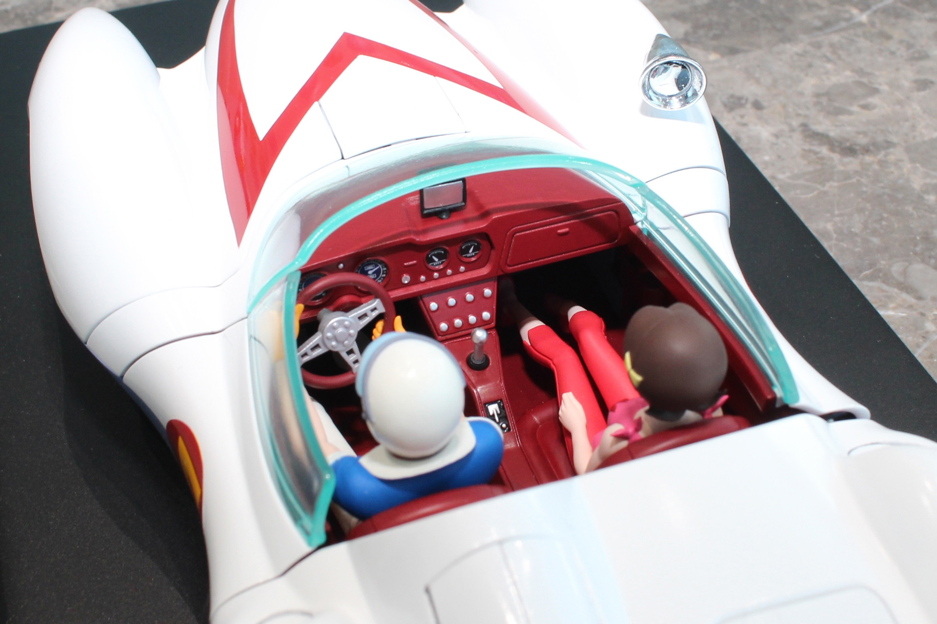 ミチと剛のフィギュア。自然で柔らかなポーズが劇中をイメージさせてくれる