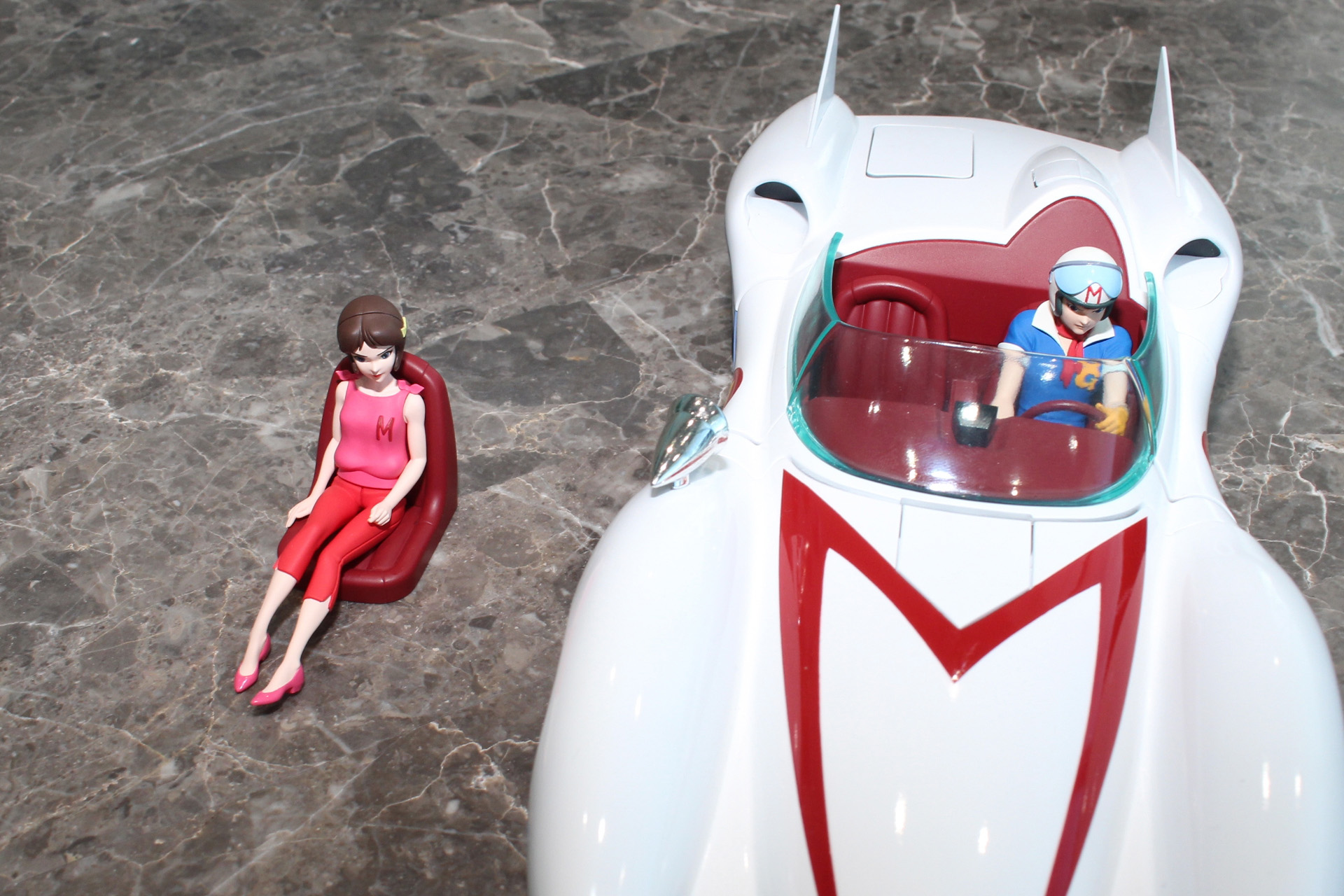 2人のフィギュアはシートごと交換する仕組み