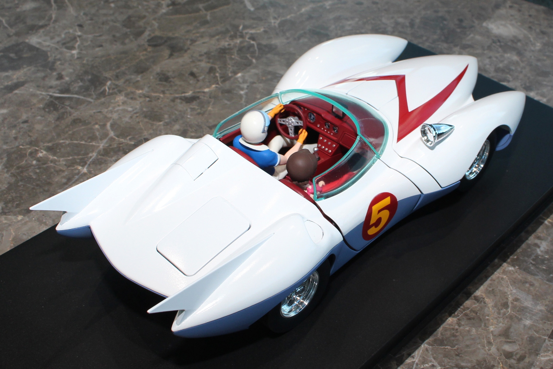 どこから見ても美しいこだわりのフォルムは、手にした人だけが楽しめる特権だ