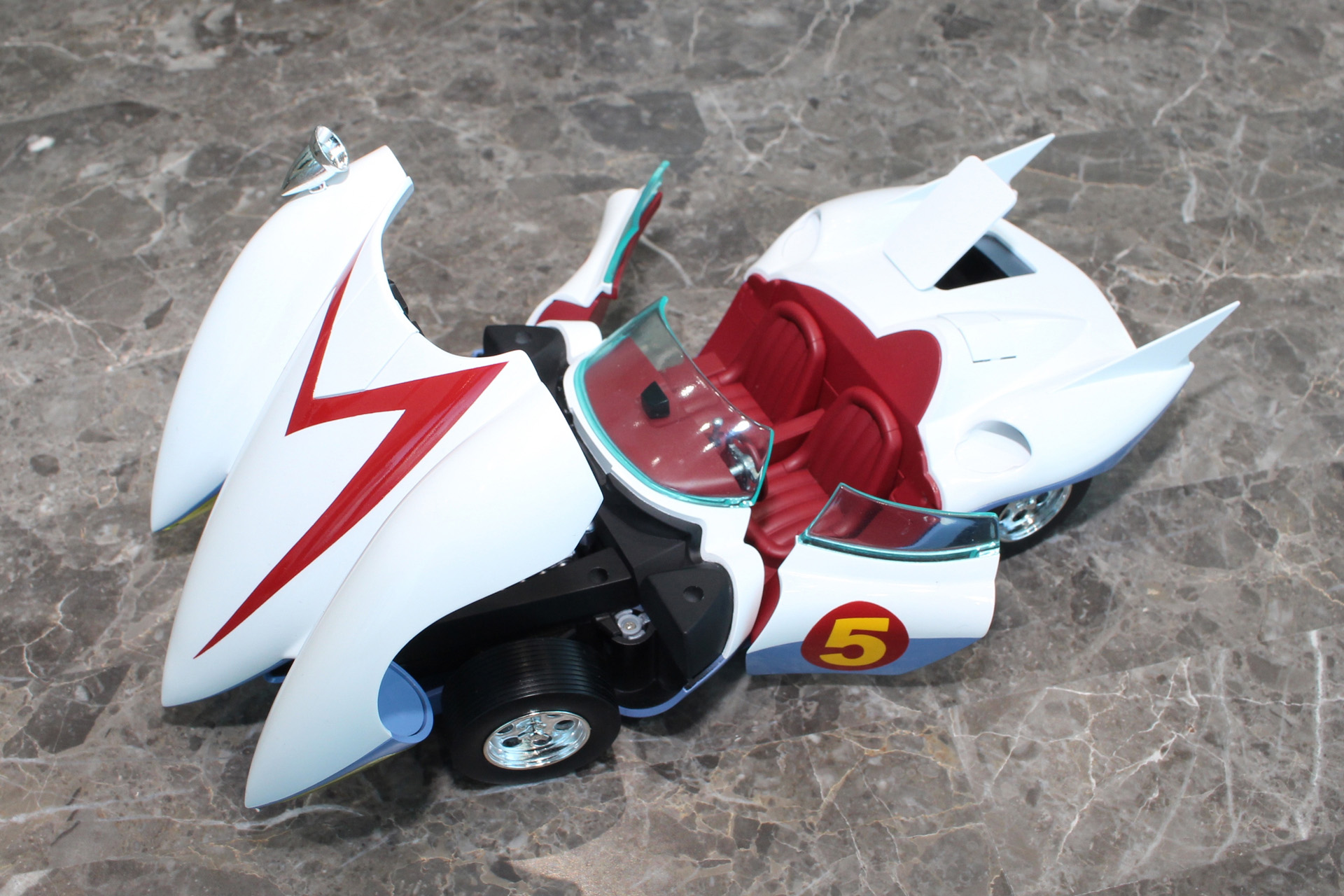 どこから見ても美しいこだわりのフォルムは、手にした人だけが楽しめる特権だ