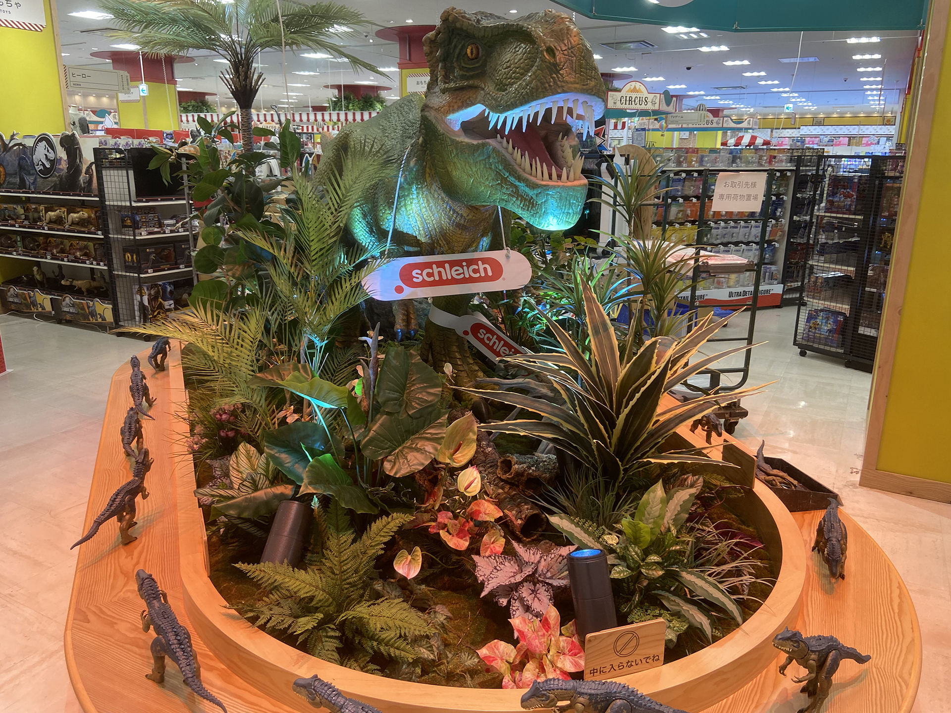 子どもから大人まで幅広い年代のユーザーが楽しめる商品を取り揃えている