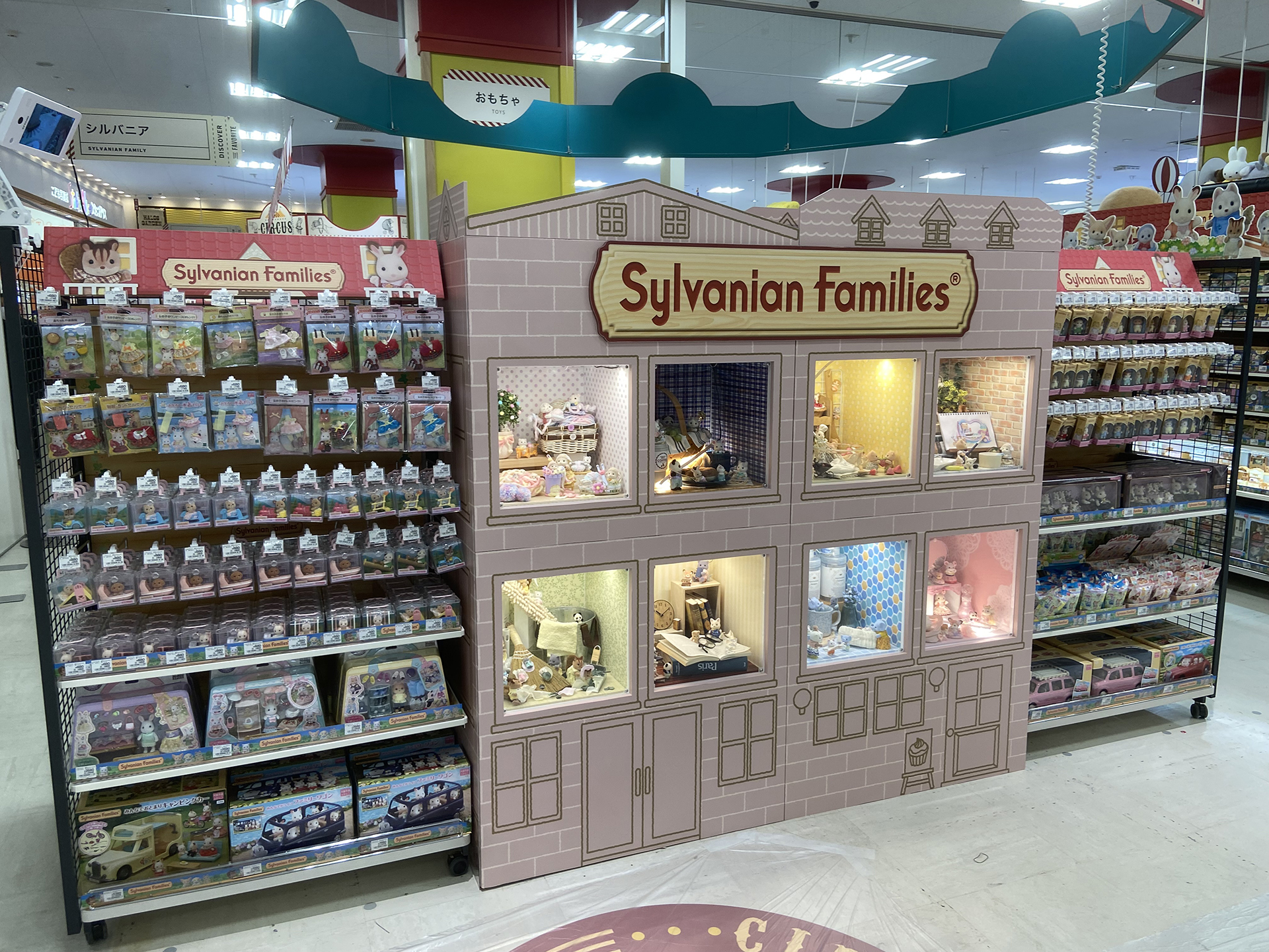 子どもから大人まで幅広い年代のユーザーが楽しめる商品を取り揃えている