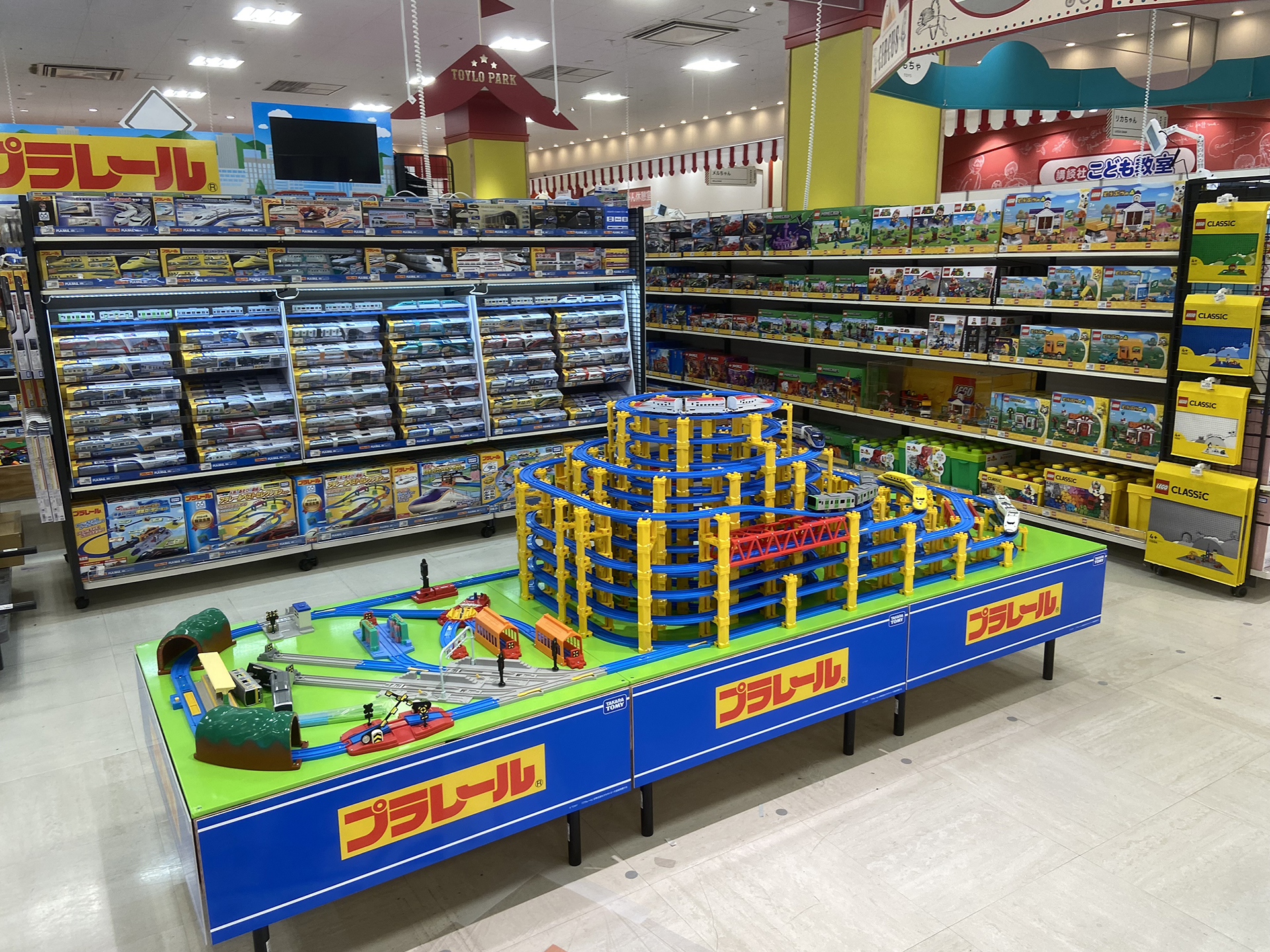 子どもから大人まで幅広い年代のユーザーが楽しめる商品を取り揃えている