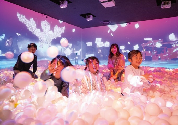 光と音が彩る！ハラハラドキドキの冒険型ボールプール「ZABOOM JOURNEY」