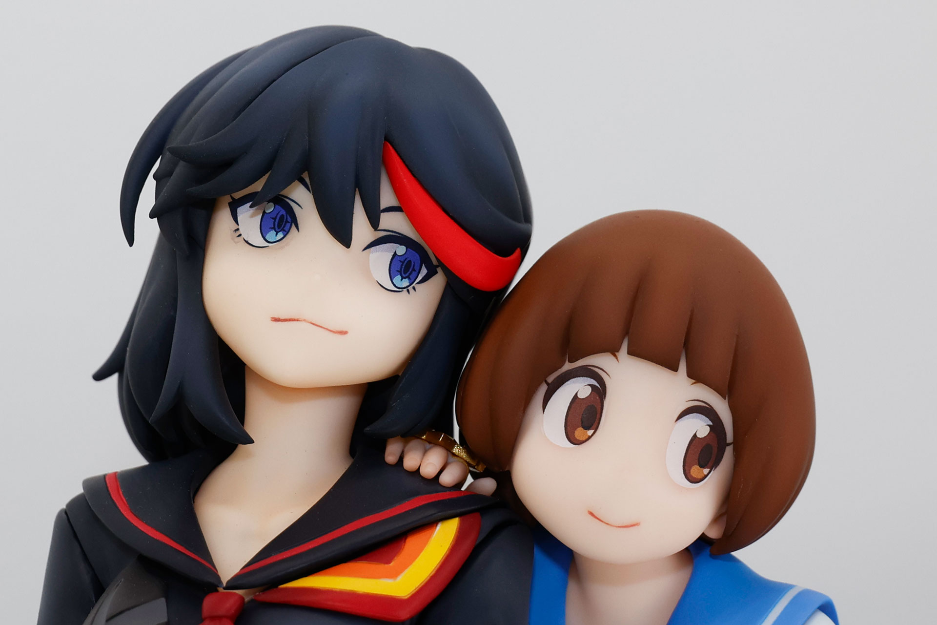 写真左が纏流子で右が満艦飾マコ