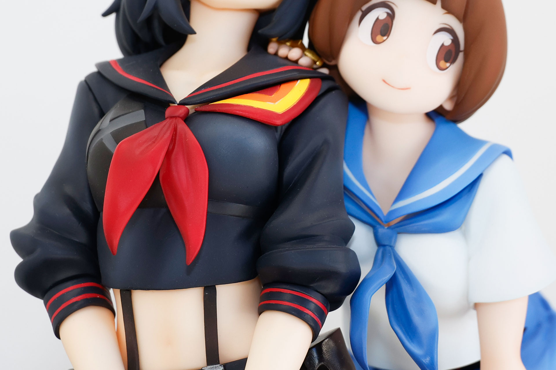 纏流子のセーラー服は丈が短くおへそのあたりが出ている