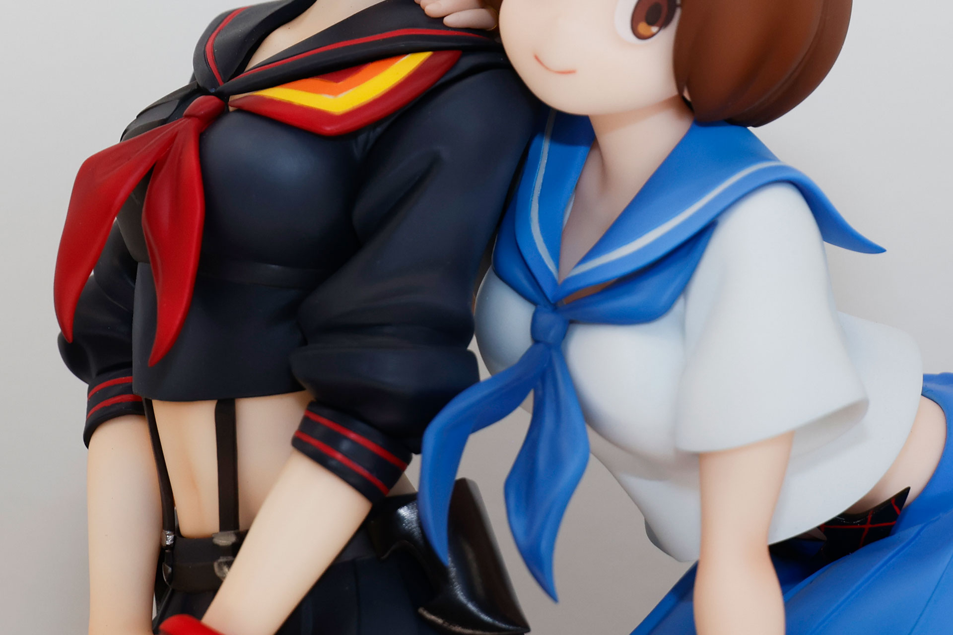 ふたりとも制服姿だがスタイルの良さがよくわかる