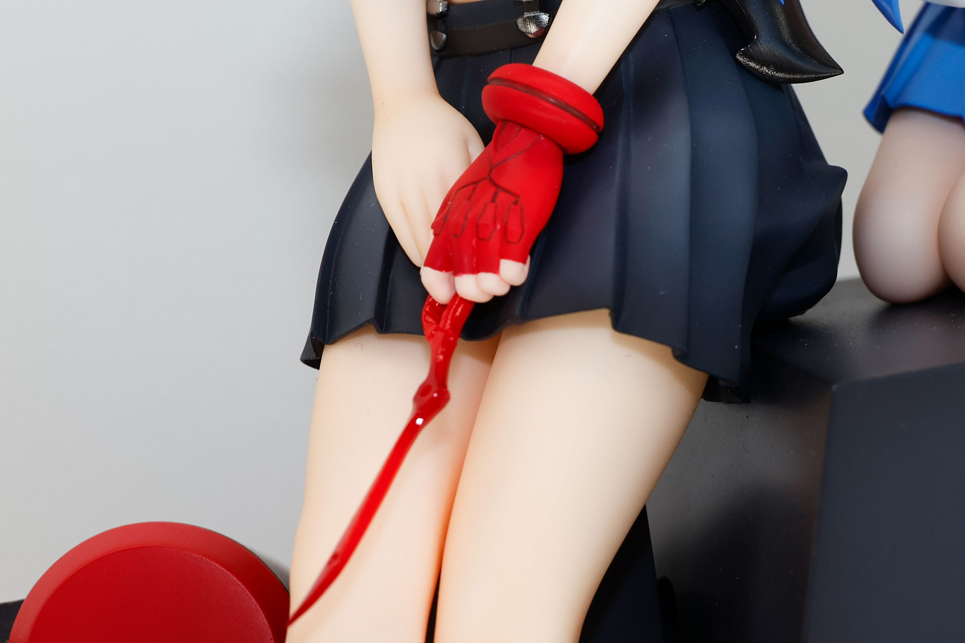 赤手甲をはめた手には小さな片太刀バサミを持っている