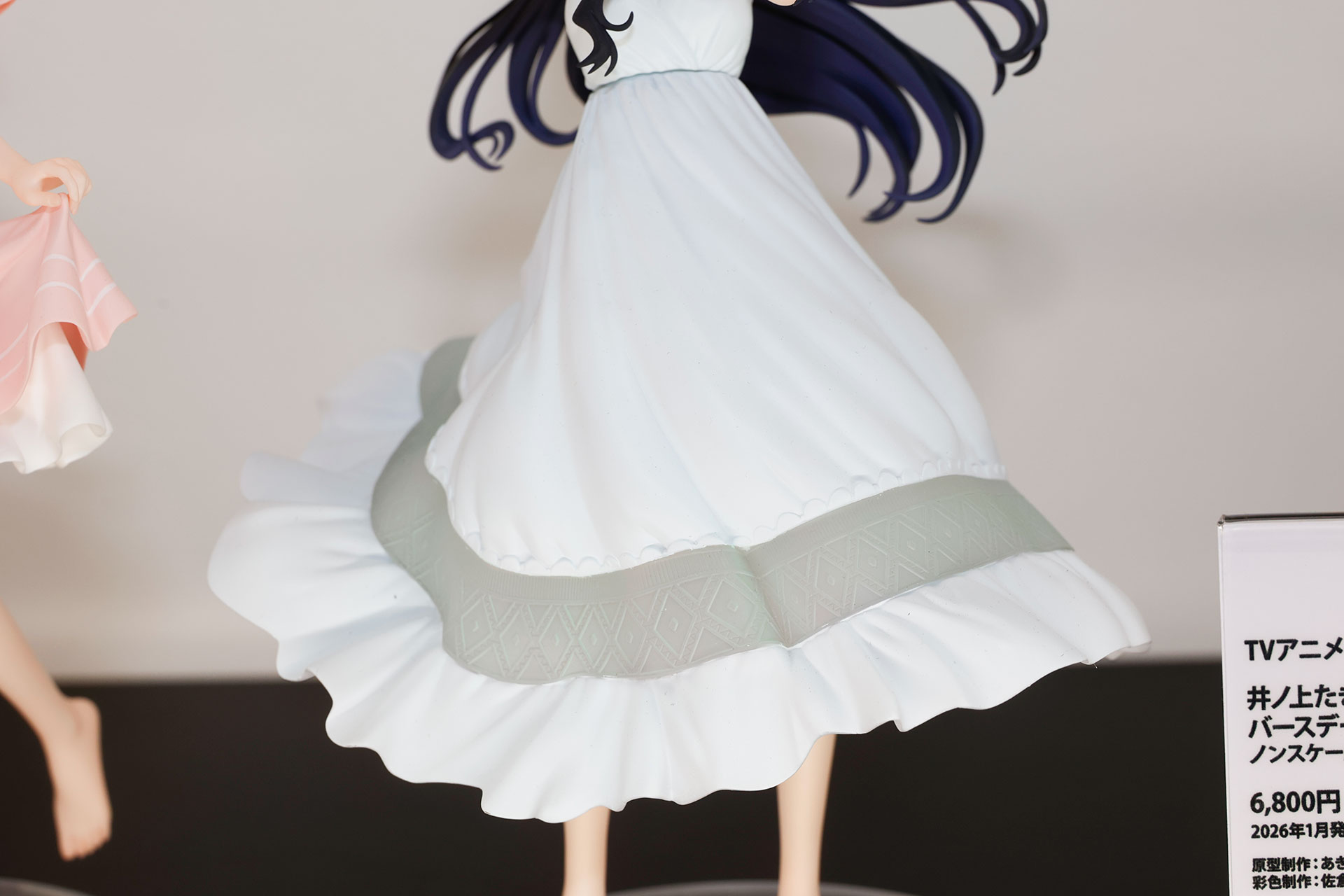 ドレスは落ち着いた色合いになっている