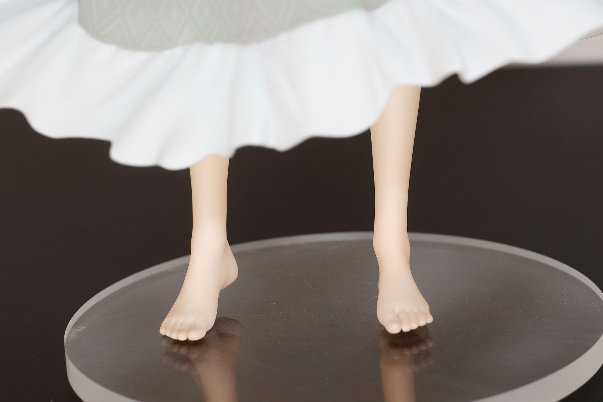 たきなの足元もやはり裸足姿だ