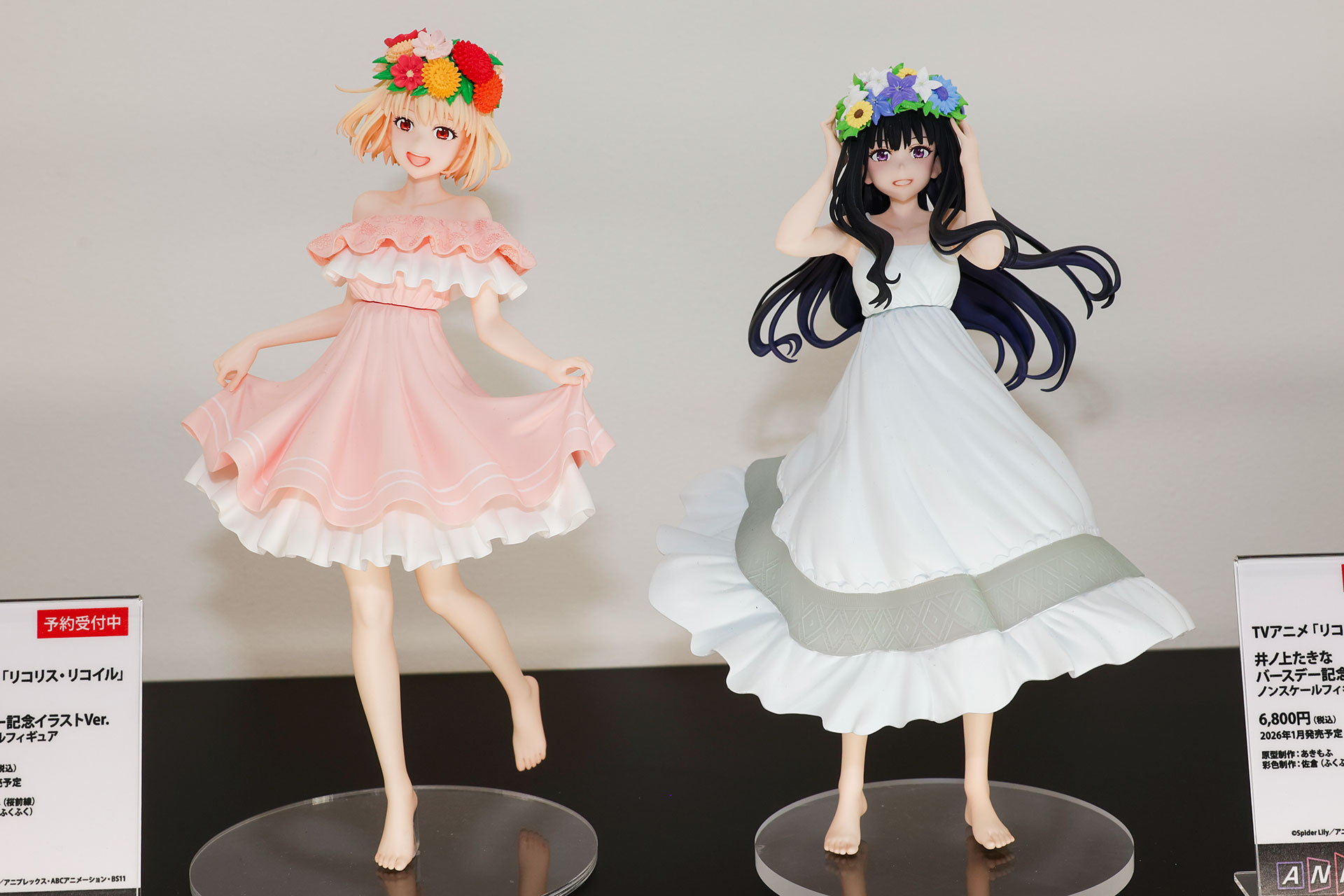 写真左が錦木千束で右が井ノ上たきな