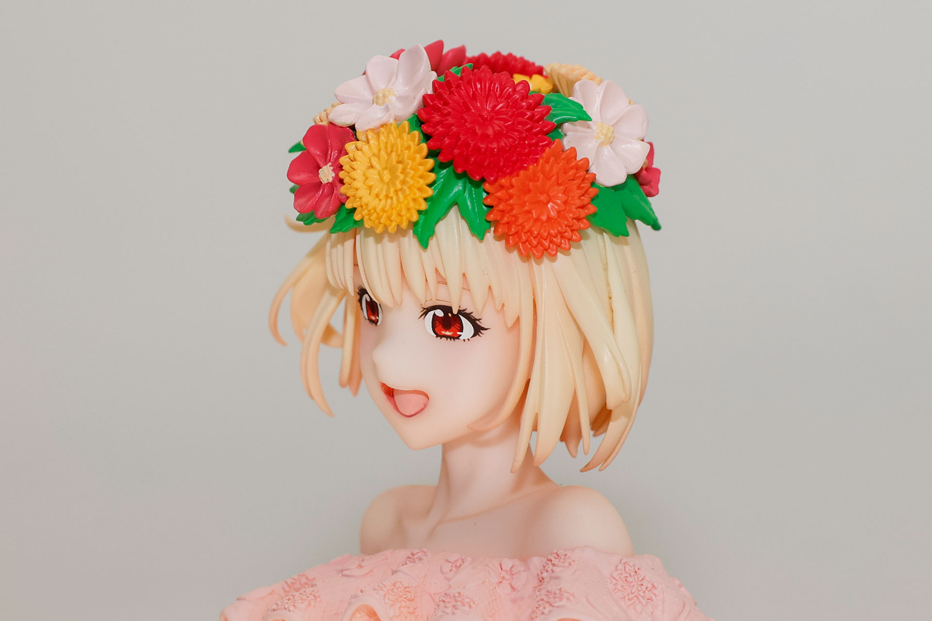 髪飾りには色とりどりの花が付けられている