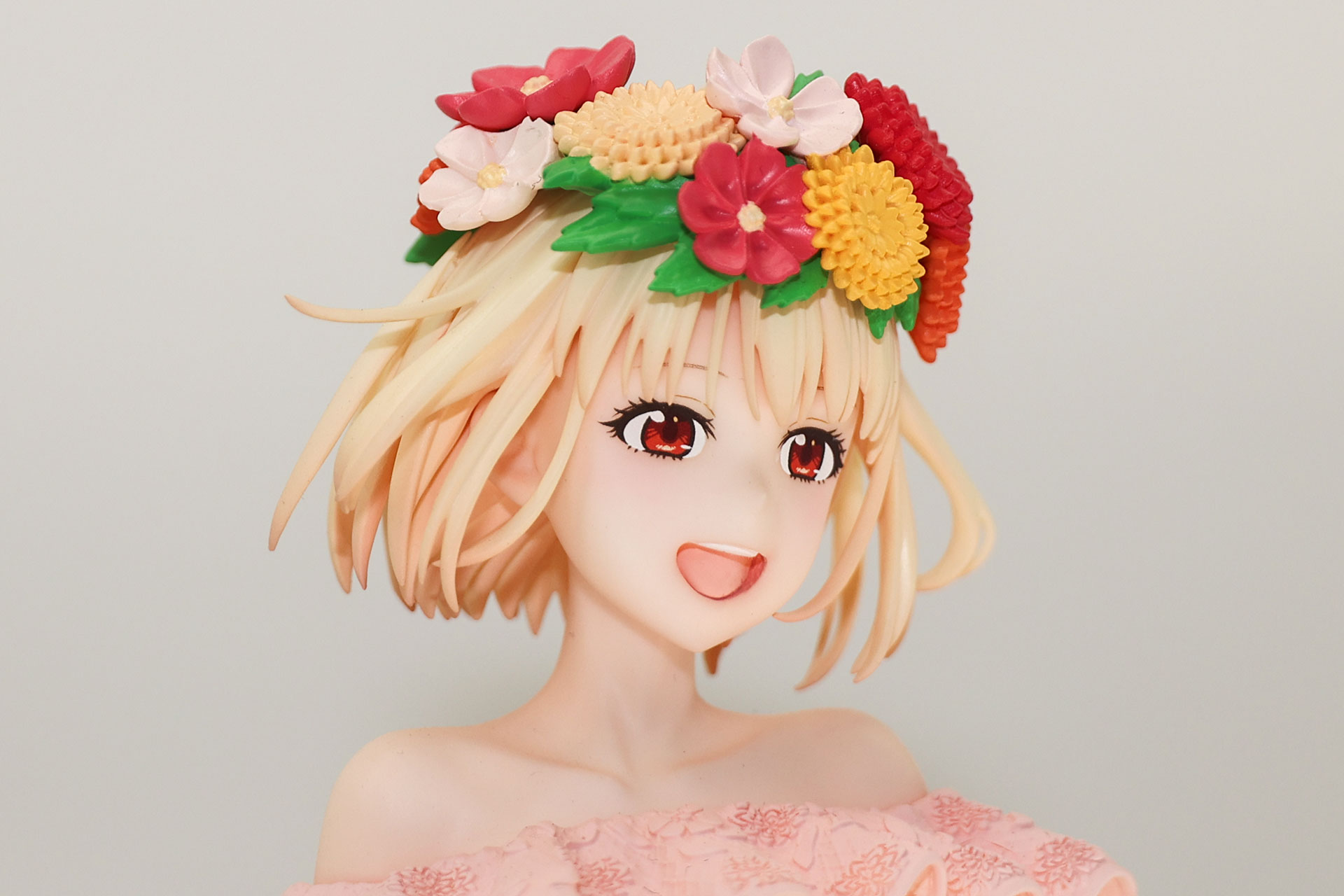 金色のショートヘアーも絶妙な動きが付けられている