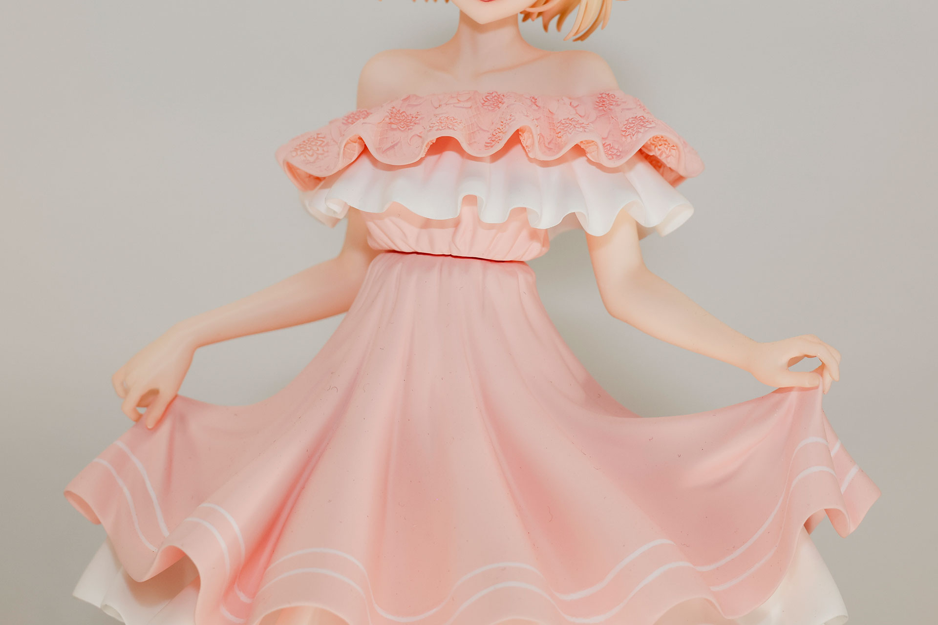 ピンク色と白の組みあわせがかわいいドレス