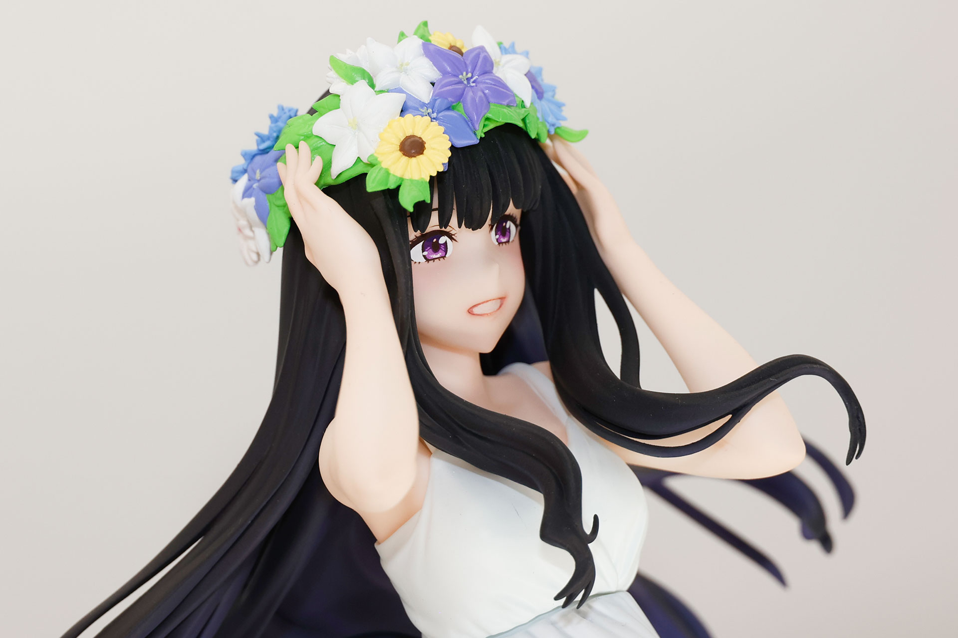 長い髪は絶妙な動きが付けられている