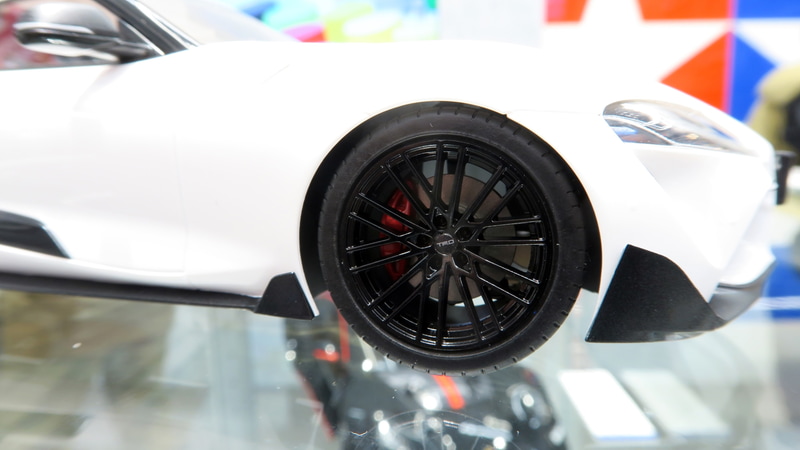 GR19インチ鍛造アルミホイールに輝く「TRD（Toyota Racing Development）」のマーク