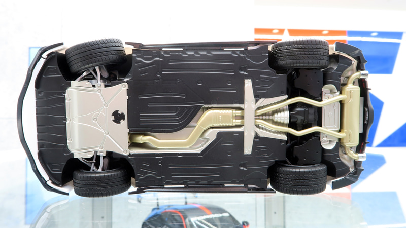 アームやサスペンションをはじめ、駆動系やステアリング機構、排気系なども忠実に再現されている