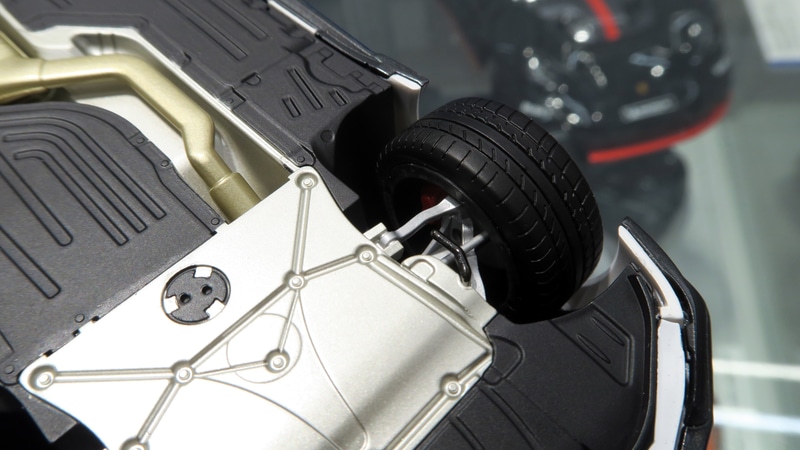 アームやサスペンションをはじめ、駆動系やステアリング機構、排気系なども忠実に再現されている