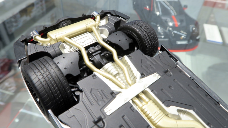 アームやサスペンションをはじめ、駆動系やステアリング機構、排気系なども忠実に再現されている