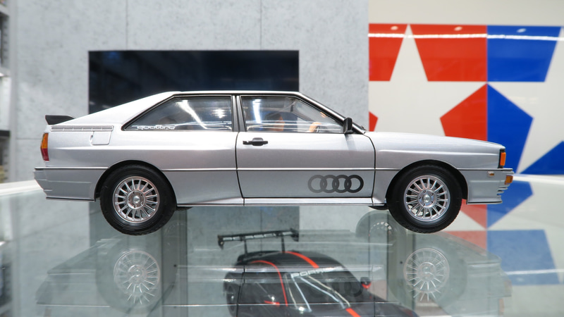 ボクシーでスタイリッシュな2ドアクーペボディ