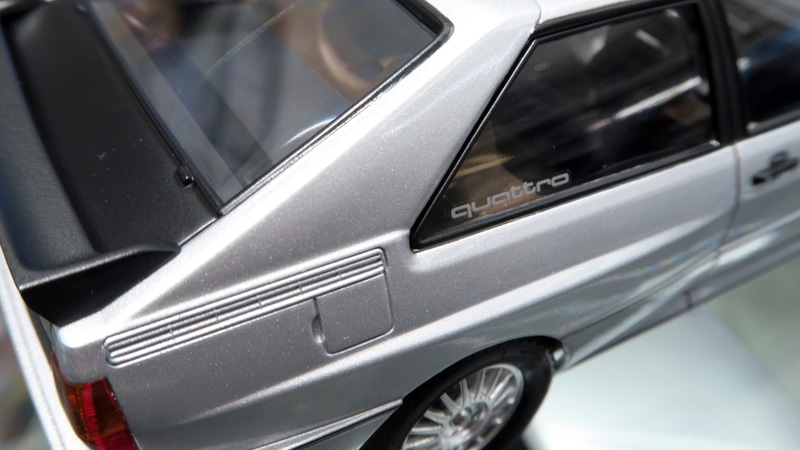 サイドウィンドウに輝く「quattro（クワトロ）」の文字