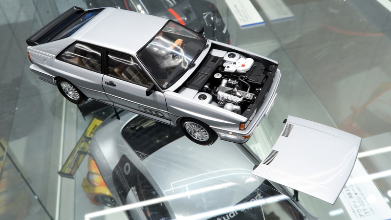 アウディ クワトロの名機「2,144 cc 直列5気筒ターボエンジン」も細部まで忠実に造り込まれており、 ボンネットを取り外すすことで迫力あるエンジンルームを堪能できる