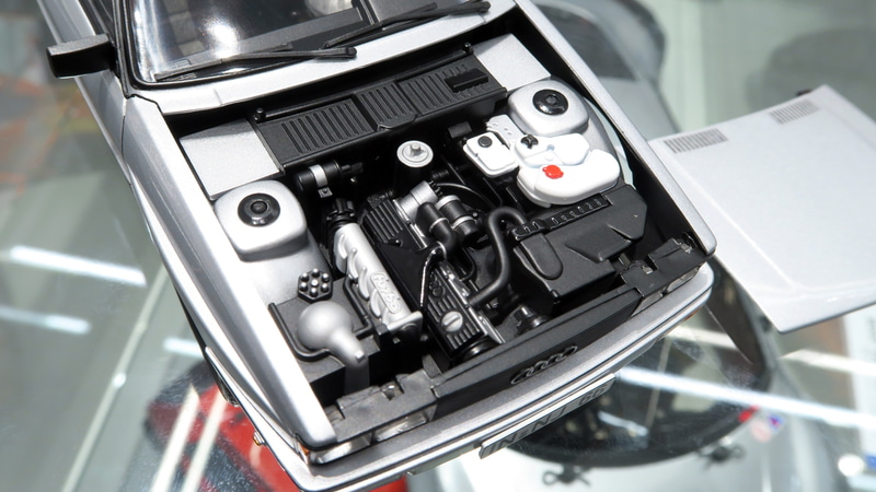 アウディ クワトロの名機「2,144 cc 直列5気筒ターボエンジン」も細部まで忠実に造り込まれており、 ボンネットを取り外すすことで迫力あるエンジンルームを堪能できる