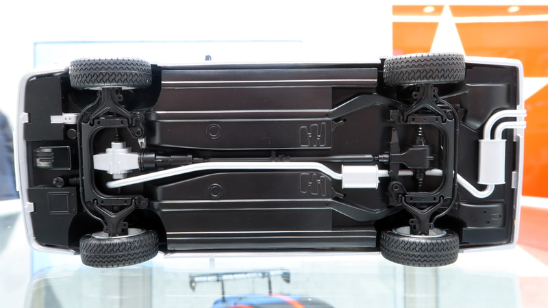 車体下部はアームやサスペンションをはじめ、駆動系やステアリング機構、排気系なども造り込まれている