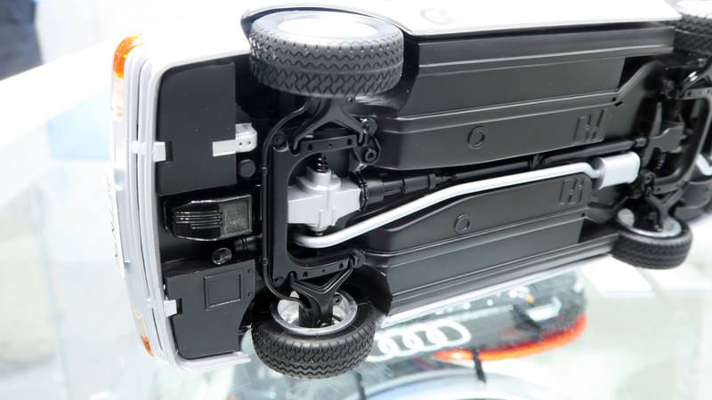 車体下部はアームやサスペンションをはじめ、駆動系やステアリング機構、排気系なども造り込まれている