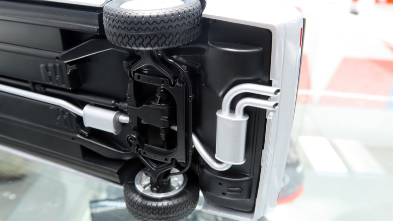 車体下部はアームやサスペンションをはじめ、駆動系やステアリング機構、排気系なども造り込まれている