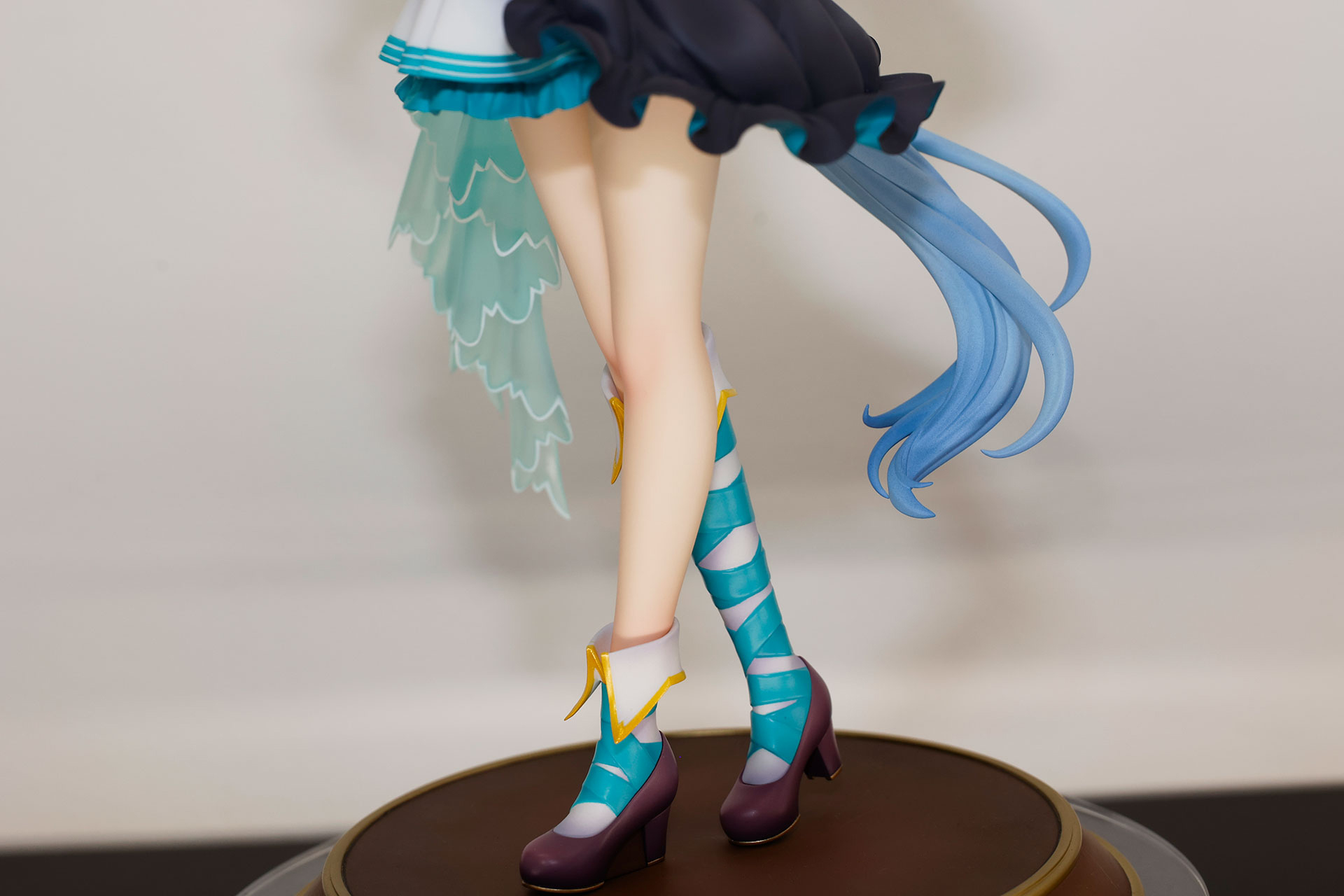 腰のあたりから付けられたレースにはクリアパーツが採用されている