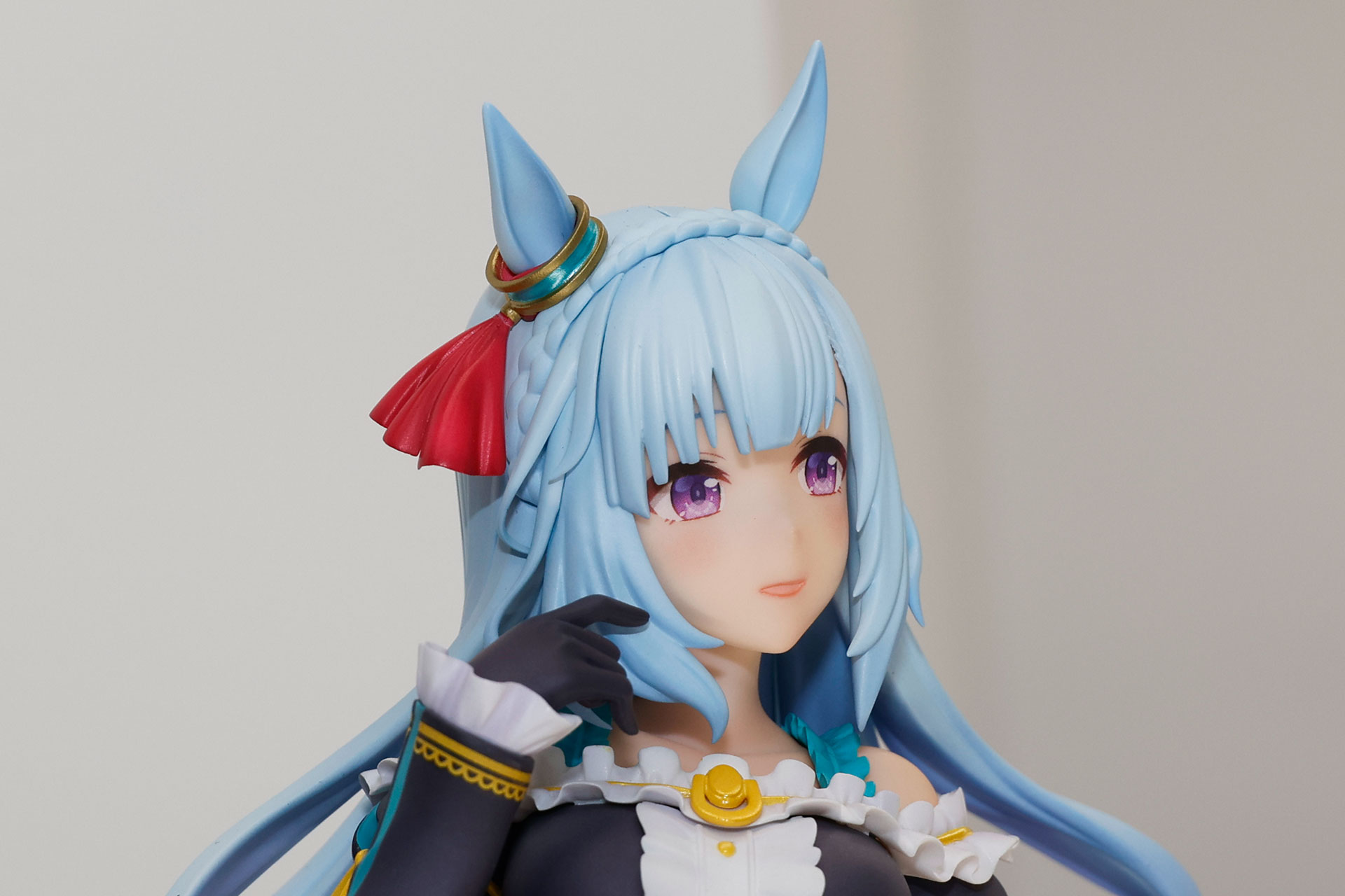 片耳には大きめの飾りが付けられている