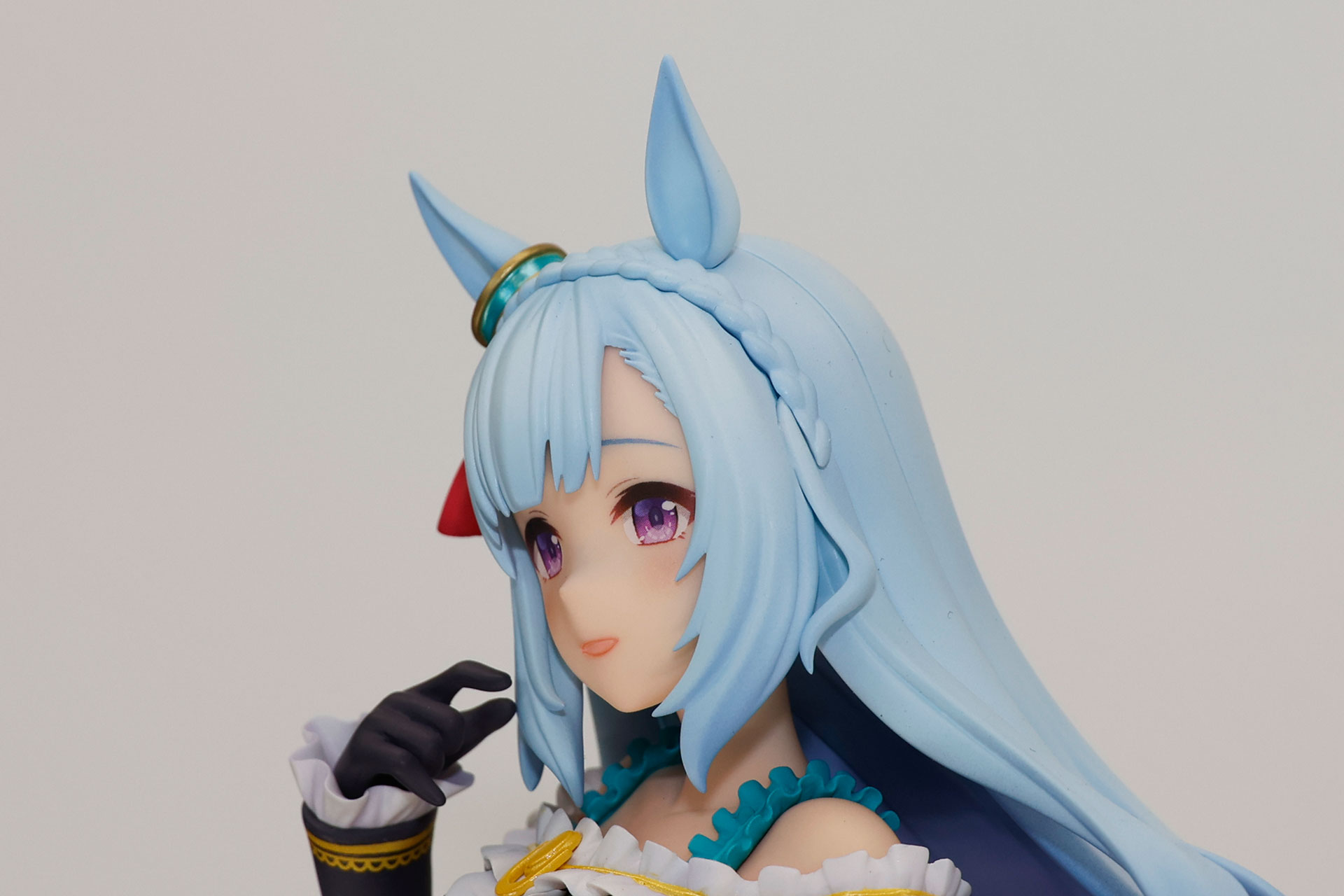 髪の一部は編み込まれている