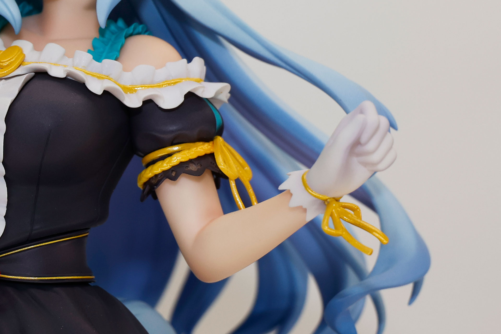 手はかわいらしく握りしめられている