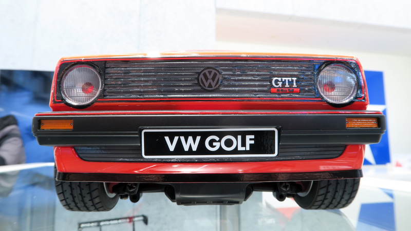 特徴的なフロントグリルはステッカーで再現