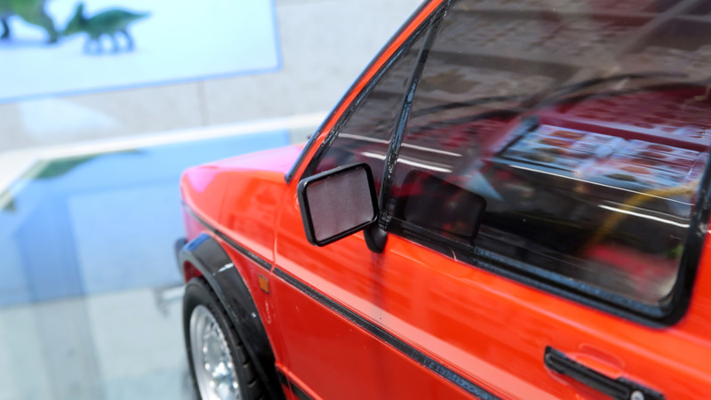 フラットな角形サイドミラーはミラー面にステッカーを貼って仕上げられている