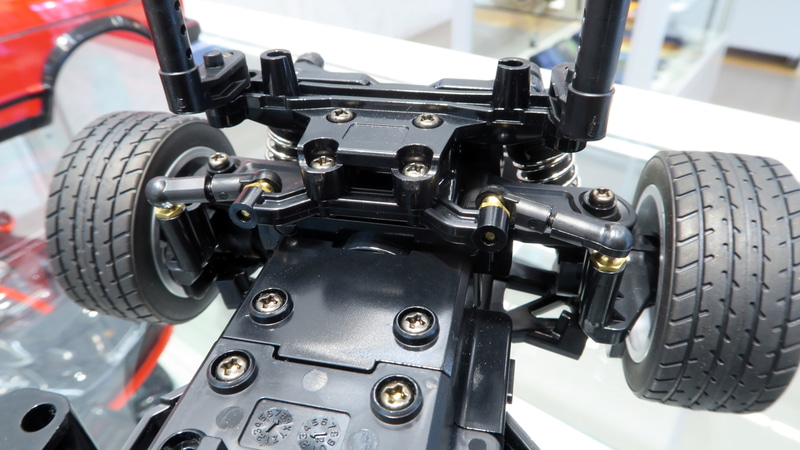 足回りにはダブルウィッシュボーンサスペンションと高性能ダンパーを搭載