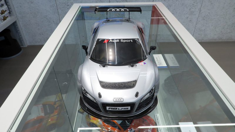 ボディはアウディ R8 LMSの流麗なフォルムとGTマシンならではの迫力あるスタイルが再現されている