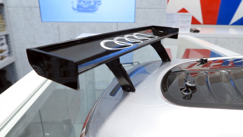 レーシングカーの特徴である大きなリアウィングも忠実に再現